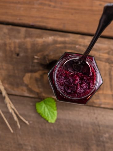 Confiture de betterave maison dans un pot en verre.