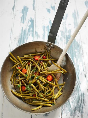Haricots verts sautés avec tomates cerises, poêle