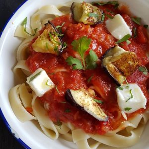 Plat de pâtes à la tomate, aubergines et mozzarella