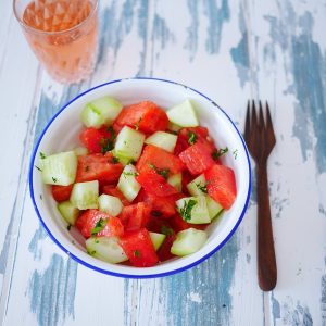 Salade fraîche pastèque, concombre et boisson rosée.