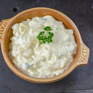 Salade de pommes de terre crémeuse dans un bol