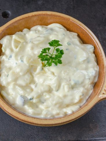 Salade de pommes de terre crémeuse dans un bol