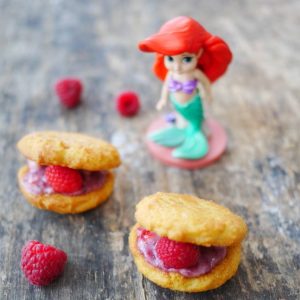 Mini gâteaux framboise et figurine Ariel Disney.