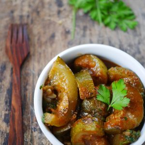 Courgettes cuisinées dans un bol blanc avec persil.