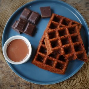 Gaufres au chocolat avec boisson chocolatée et carrés de chocolat