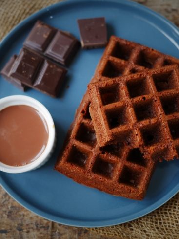 Gaufres au chocolat avec boisson chocolatée et carrés de chocolat