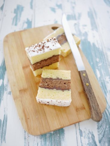 Gâteau à étages sur planche à découper, couteau.