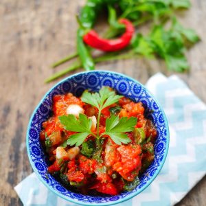 Bol de salsa de tomates et piments