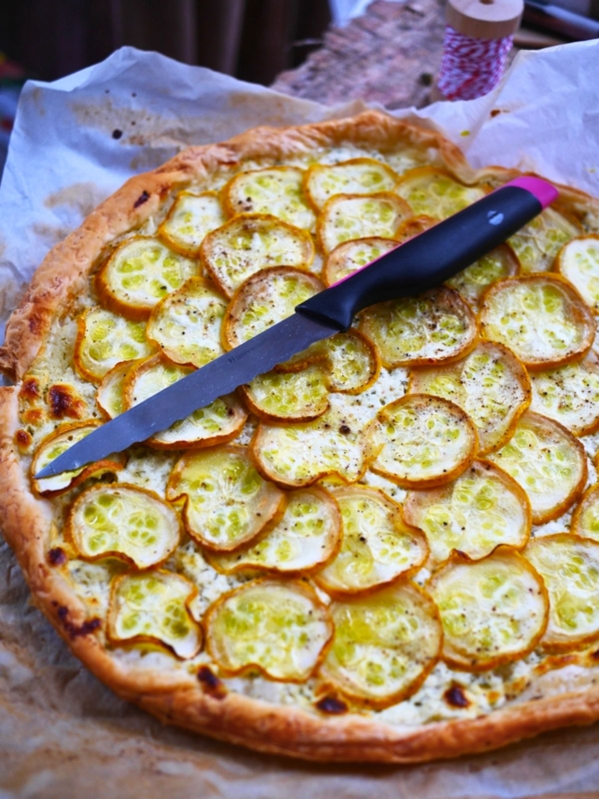 tarte feuilletée courgettes avec un couteau pour la découper