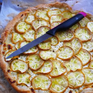 Tarte aux courgettes et fromage frais avec couteau