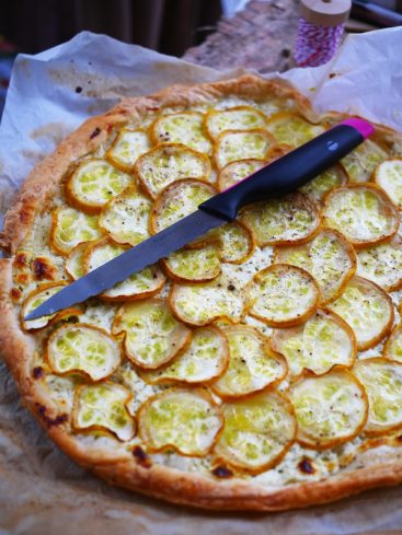 Tarte aux courgettes et fromage frais avec couteau
