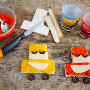 Préparation de sandwichs rigolos en forme de voiture pour enfants.