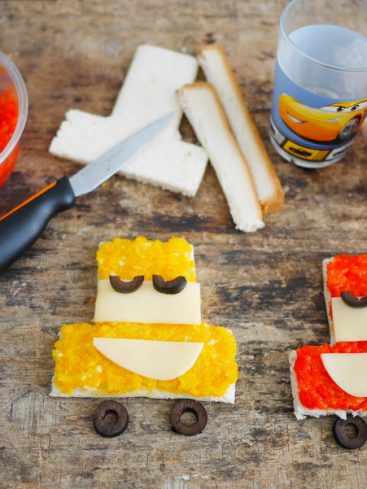 Préparation de sandwichs rigolos en forme de voiture pour enfants.