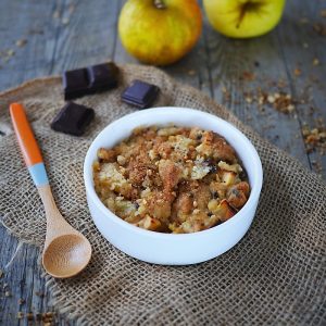 Crumble aux pommes, chocolat, et décor rustique.