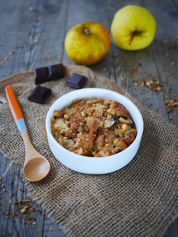 Crumble aux pommes, chocolat, et décor rustique.