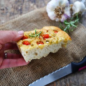 Focaccia aux tomates cerises et romarin