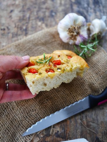 Focaccia aux tomates cerises et romarin