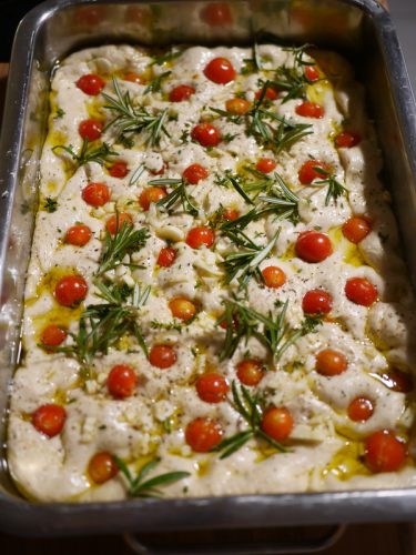 Focaccia aux tomates cerises et romarin.