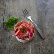 salade de choux fermenté, oignon rouge et poivron