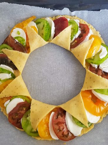 Couronne de tomates colorées et mozzarella, sur pâte