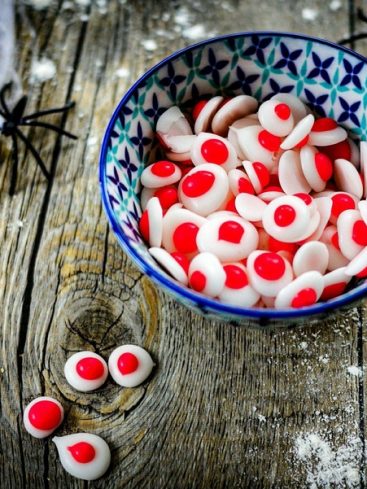 Bonbons yeux d'Halloween dans un bol avec araignées