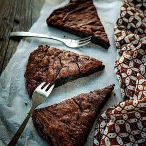 Brownies en triangle avec fourchettes et tissu batik