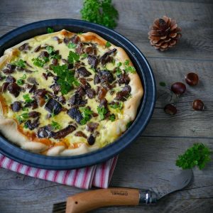 Tarte aux châtaignes et champignons, vue de dessus.