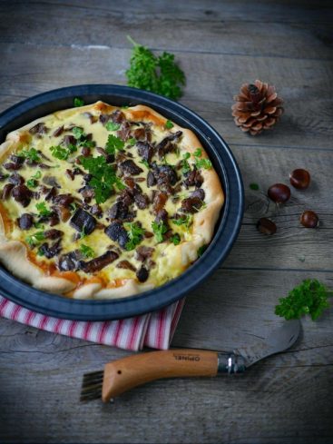 Tarte aux châtaignes et champignons, vue de dessus.
