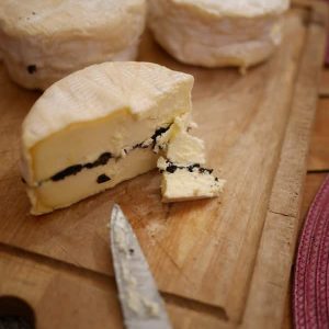 Fromage de chèvre cendré sur planche à découper