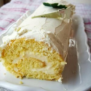 Bûche de Noël avec crème blanche, décorée