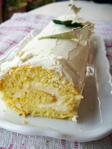 Bûche de Noël avec crème blanche, décorée