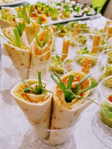 Assortiment de wraps et verrines apéritives.