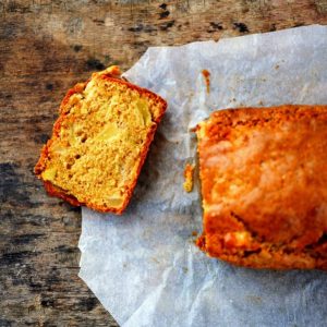 Cake aux pommes fait maison sur papier sulfurisé.