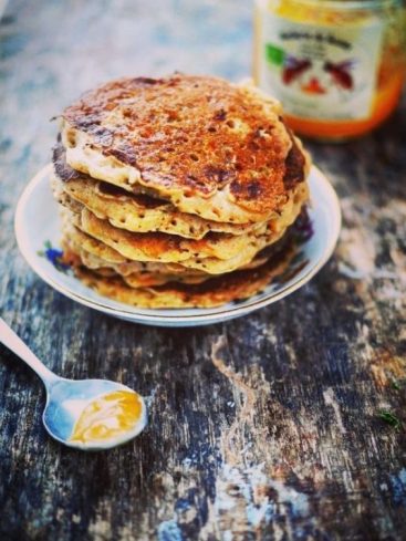 Pile de crêpes avec miel et cuillère
