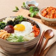 Recette d'un plat coréen servi dans un bol : le bibimbap