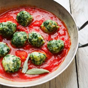 Gnocchis aux épinards dans une sauce tomate maison.