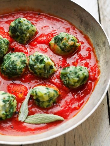 Gnocchis aux épinards dans une sauce tomate maison.