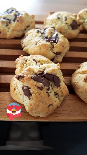 Cookies aux pépites de chocolat faits maison, délicieux.