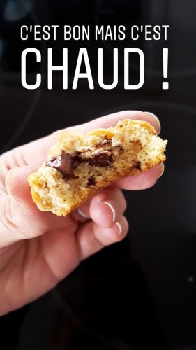 Cookie chaud au chocolat, mordu en deux.