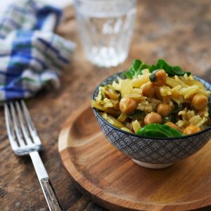 Salade de pois chiches, riz et légumes verts.
