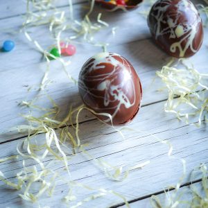Oeufs de Pâques en chocolat décorés et bonbons