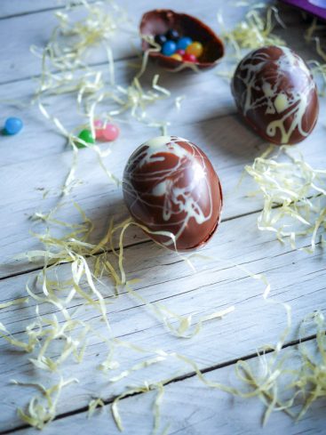 Oeufs de Pâques en chocolat décorés et bonbons