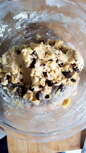 Pâte à cookies aux pépites de chocolat dans un saladier.