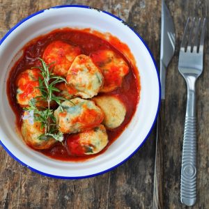 Gnocchis aux épinards, sauce tomate, romarin frais.