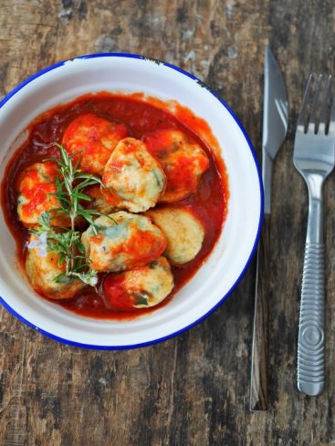 Gnocchis aux épinards, sauce tomate, romarin frais.