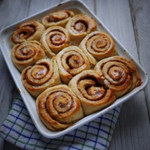 Plateau de brioches à la cannelle, fraîchement sorties du four.