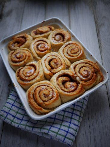 Plateau de brioches à la cannelle, fraîchement sorties du four.