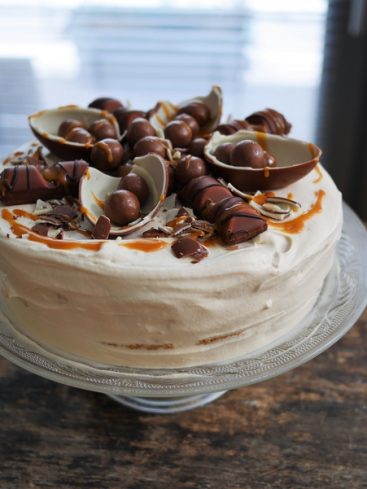 Gâteau Kinder avec glaçage et décoration chocolat