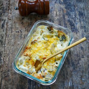 Gratin de légumes au fromage, moulin à poivre
