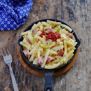 Pâtes au jambon et sauce tomate dans une poêle